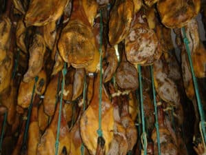 jamones-colgando